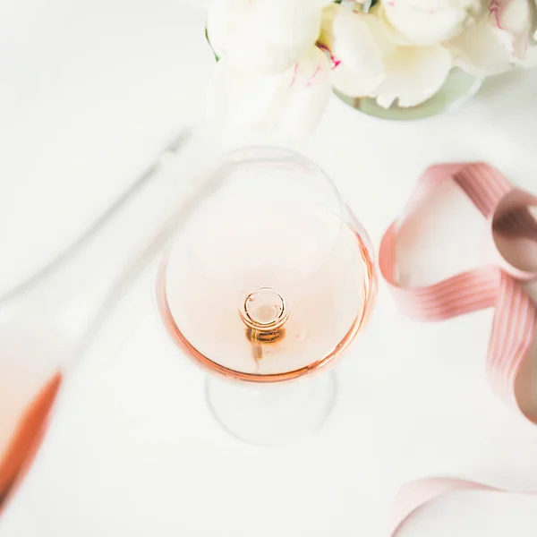 Рожеве Вино Склі Пляшці Рожева Декоративна Стрічка Квіти Півонії Білому — стокове фото