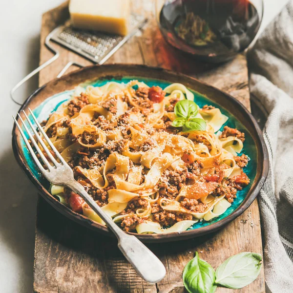 Talyan Geleneksel Makarna Yemek Tagliatelle Bolognese Kıyma Domates Sosu Parmesan — Stok fotoğraf
