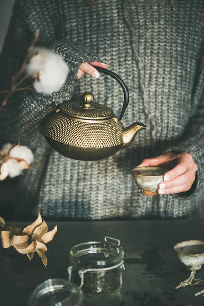 Tea Ceremónia Fiatal Női Szürke Meleg Kötött Téli Pulóver Öntés — Stock Fotó