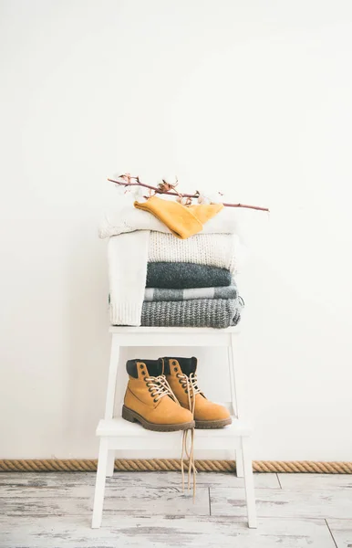 Heap Cobertores Quentes Malha Cachecóis Suéteres Boné Botas Para Inverno — Fotografia de Stock