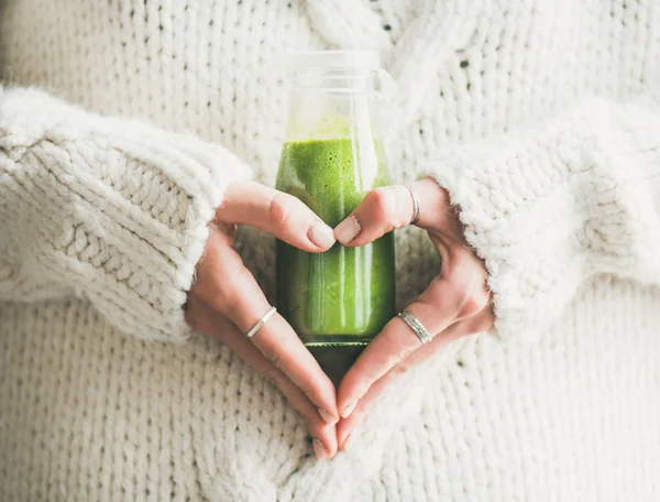 Winter Smoothie Drink Detox Frau Wollpullover Die Flasche Grünen Smoothie — Stockfoto