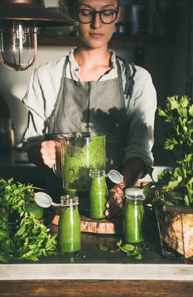 Fazer Batido Desintoxicação Verde Mulher Avental Linho Copos Derramando Bebida — Fotografia de Stock