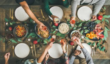 Geleneksel Noel, Yılbaşı tatil kutlama partisi. Düz-lay arkadaşlar veya aile hindi ya da tavuk, kavrulmuş sebze, mantar sosu ve meyve, üstten görünüm ile şenlikli masada şölen