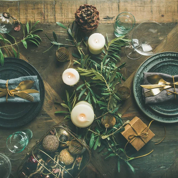 クリスマスや新年のお祝いパーティー テーブル設定 Gliterring おもちゃ木製テーブルの背景 平面図 正方形の作物 ろうそく祭り支店装飾黄金刃物板のフラット レイアウト — ストック写真