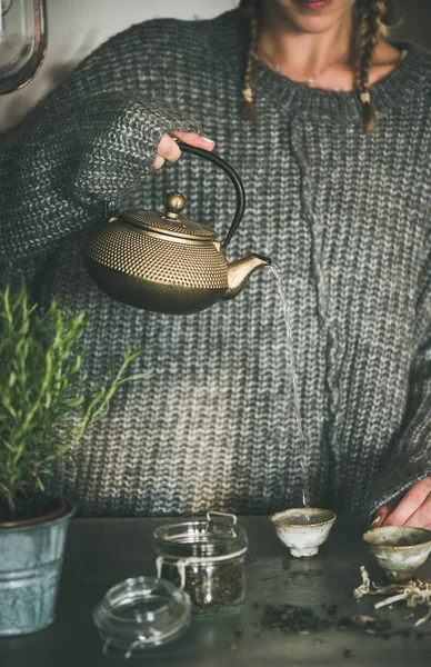 Tea Ceremónia Fiatal Női Szürke Meleg Téli Pulóver Öntés Zöld — Stock Fotó