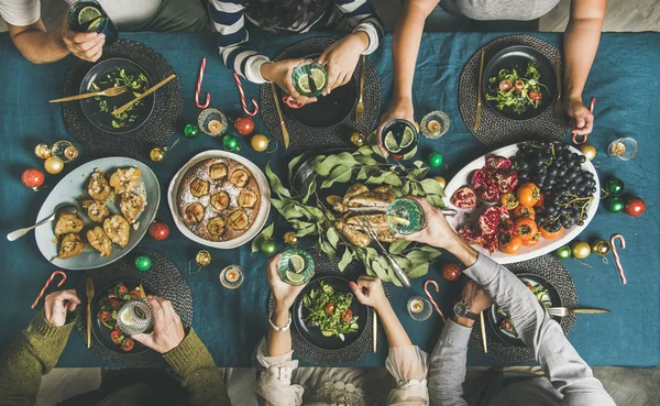 Compañía Amigos Diferentes Edades Que Reúnen Para Cena Fiesta Navidad — Foto de Stock