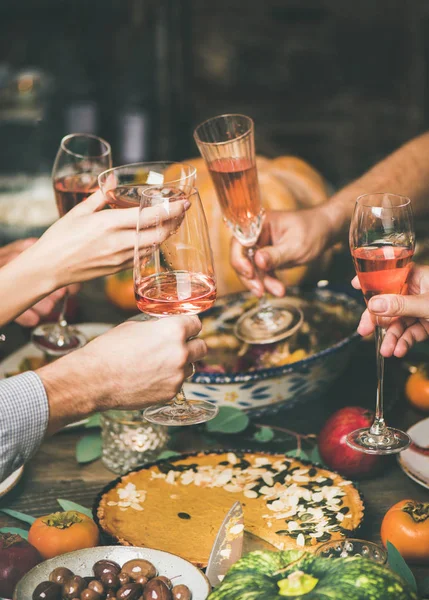 Navidad Tradicional Celebración Año Nuevo Amigos Familiares Tintineo Vasos Mesa — Foto de Stock