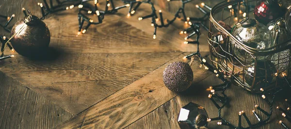 クリスマスやお正月の背景 ビンテージ クリスマス ツリー グッズ デコレーション ボール ボックス 素朴な木製の背景 選択と集中 — ストック写真