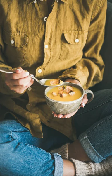 Mujer Con Camisa Amarilla Sentada Comiendo Sopa Crema Calabaza Amarilla — Foto de Stock