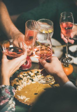 Geleneksel Noel ve yeni yıl kutlama parti. Arkadaşlar ya da aile şölen ve gözlük gül şarap şenlikli Noel masada ev yapımı aperatifler, dikey kompozisyon ile sorun