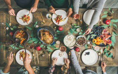 Geleneksel Noel, Yılbaşı tatil kutlama partisi. Düz-lay arkadaşlar veya aile hindi veya tavuk, sebze, mantar sosu, meyve, üstten görünüm ile şenlikli masada yemek