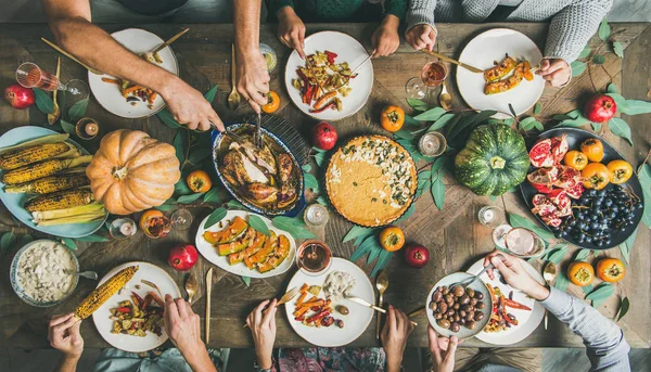 感恩节或友谊节庆祝派对 在感恩节餐桌上与火鸡 南瓜派 烤蔬菜 水果和玫瑰酒 顶级的观点 顶级的朋友们 — 图库照片