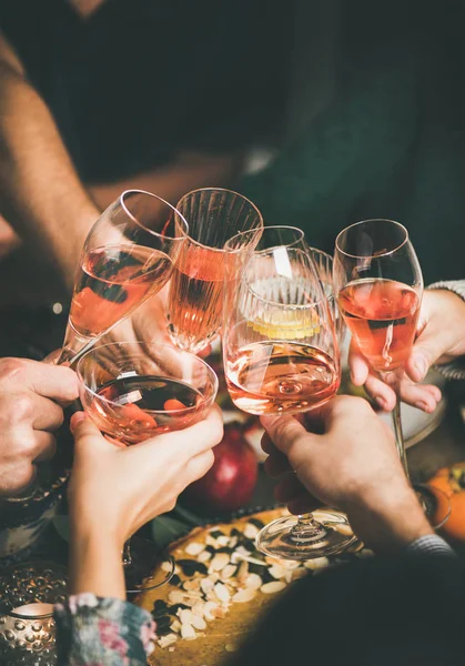 Traditionele Kerst Nieuwjaar Vieren Kerstfeest Vrienden Familie Feesten Rammelende Bril — Stockfoto