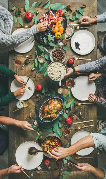 伝統的なクリスマス 正月の休日 友人や家族は トルコまたは鶏 茸のソース フルーツ 垂直成分とお祝いテーブルで食べるのフラット レイアウト — ストック写真