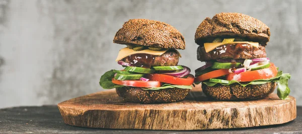 Carne Vaca Cheeseburgers Com Molho Churrasco Tábua Madeira Rústica Parede — Fotografia de Stock