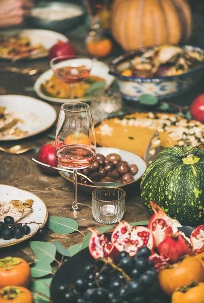 传统的圣诞节 新年假期庆祝活动 朋友吃各种食物 喝玫瑰酒在节日桌上与火鸡或鸡 蘑菇酱 — 图库照片