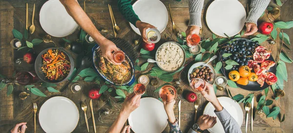 传统的圣诞节 新年节日庆祝晚会 朋友或家人在节日餐桌上享用火鸡或鸡肉 蘑菇酱 顶视图 宽构图 — 图库照片