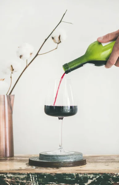 Kırmızı Şarap Kadehinin Içine Adamın Elinde Şişe Arkasında Rustik Mutfak — Stok fotoğraf