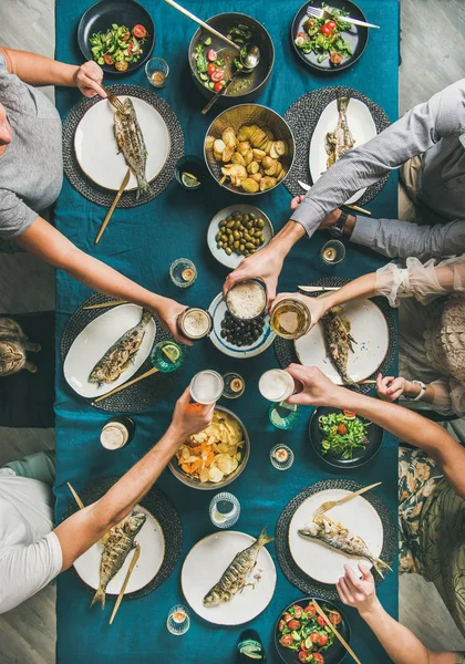 Peixe Batatas Fritas Cervejas Reunião Amigos Comendo Bebendo Comemorando Flat — Fotografia de Stock