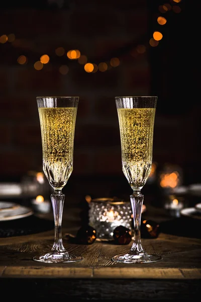 Natale Capodanno Festivo Tavola Con Bicchieri Champagne Stoviglie Candele Giocattoli — Foto Stock