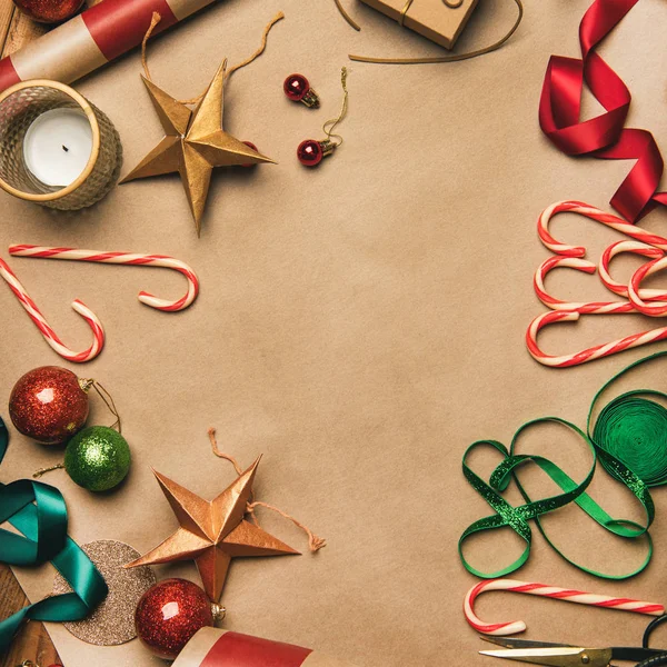 Prepararsi Natale Capodanno Flat Lay Decorazioni Nastri Carta Regalo Palline — Foto Stock