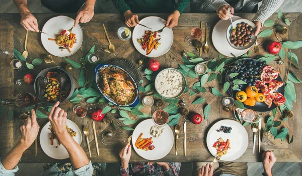 传统的圣诞节 新年假期庆祝活动 朋友或家人在节日餐桌上吃各种食物 包括火鸡或鸡肉 蘑菇酱 顶视图 — 图库照片