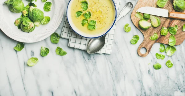 Colocación Plana Brotes Bruselas Temporada Sopa Crema Vegetal Tazón Brotes — Foto de Stock