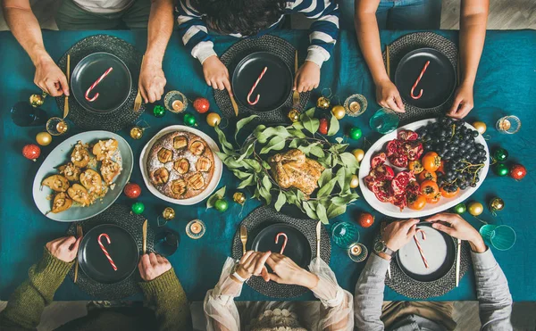 Farklı Yaş Şenlikli Masada Noel Yeni Yıl Partisi Yemek Için — Stok fotoğraf