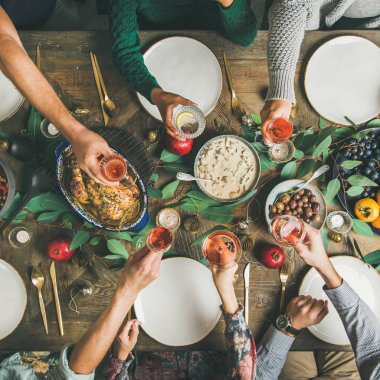 Geleneksel Noel, Yılbaşı tatil kutlama partisi. Düz-lay arkadaşlar veya aile hindi ya da tavuk, sebze, mantar sosu ve meyve, üstten görünüm, kare ürün ile şenlikli masada şölen