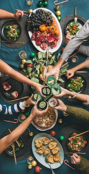 Compagnia Amici Che Riuniscono Cena Natale Capodanno Tavola Festiva Appoggio — Foto Stock