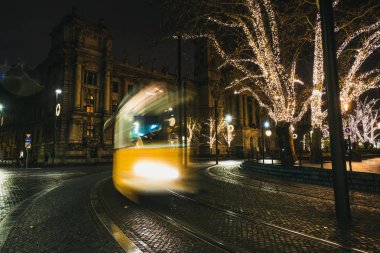 Budapeşte, Macaristan - Aralık, 2017. Tatil dekore edilmiş Noel'de Parlamento Binası yakınındaki Budapeşte'de sokak gidiş tramvay