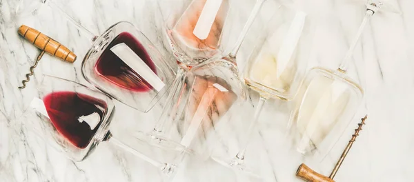 Flat Lay Rött Ros Och Vitt Vin Glas Och Korkskruvar — Stockfoto