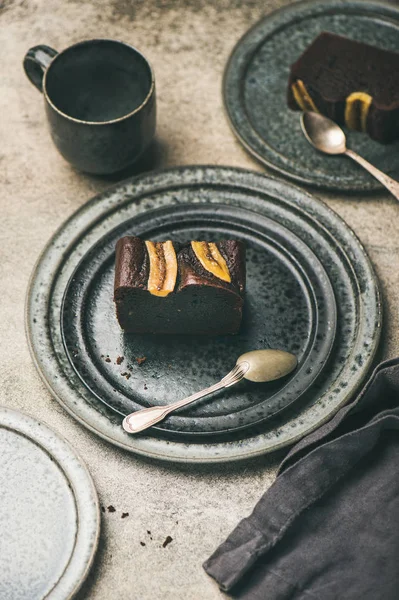 Pedaços Sobremesa Bolo Banana Chocolate Preto Recém Assado Placa Cerâmica — Fotografia de Stock