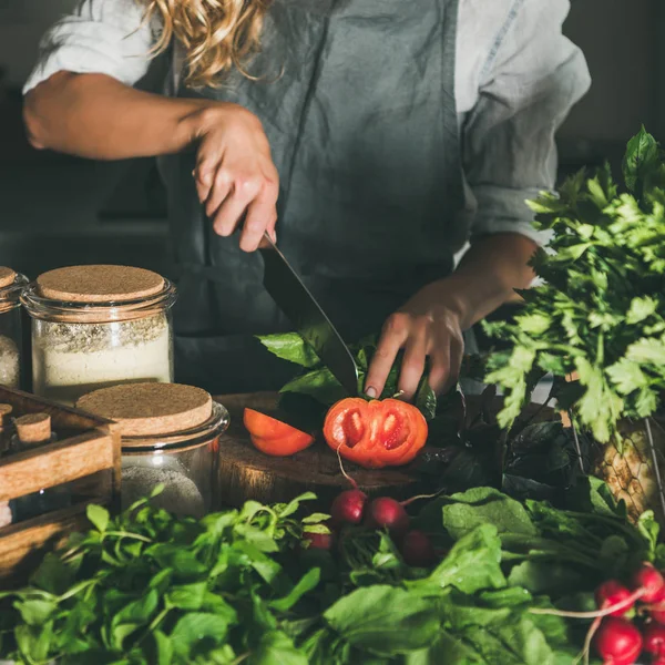 Outono Vegetariano Sazonal Comida Vegan Jantar Mulher Avental Linho Cortando — Fotografia de Stock