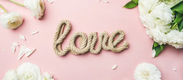 Sfondo San Valentino Piatto Lay Fiori Ranuncolo Bianco Parola Amore — Foto Stock