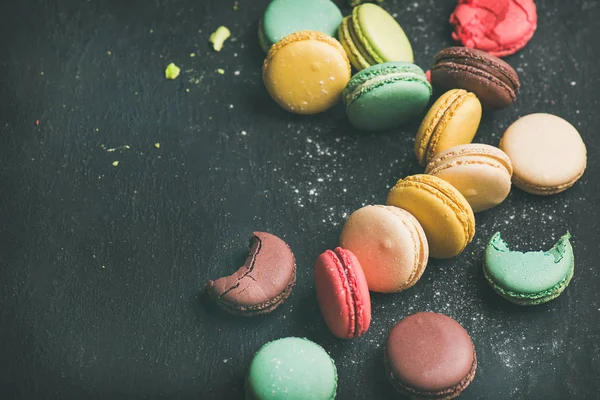 Wiele Plików Cookie Słodkie Kolorowe Francuski Makaronik Cukru Proszek Czarnym — Zdjęcie stockowe