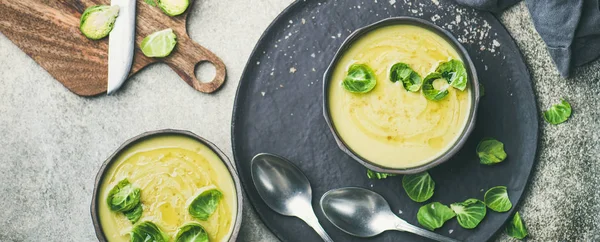 Pose Plate Choux Bruxelles Saison Soupe Crème Légumes Dans Des — Photo