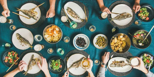 Peixe Batatas Fritas Cerveja Reunião Amigos Comendo Bebendo Flat Lay — Fotografia de Stock