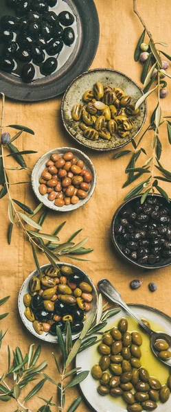 Flat Lay Various Kinds Mediterranean Pickled Olives Plates Bowls Olive — Stok fotoğraf