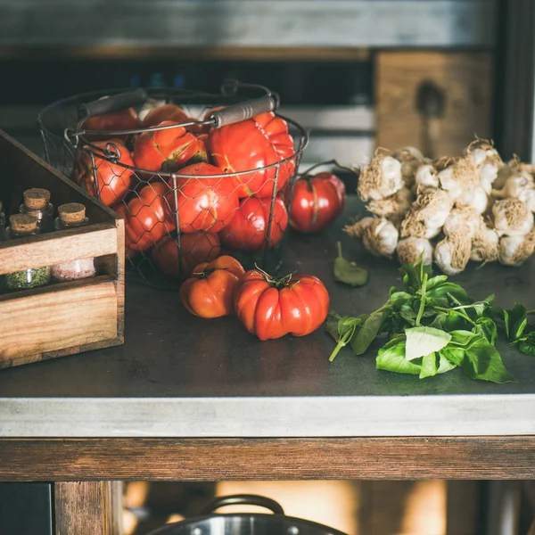 Cucina Moderna Bancone Cemento Con Ingredienti Cucinare Sugo Pomodoro Pomodori — Foto Stock