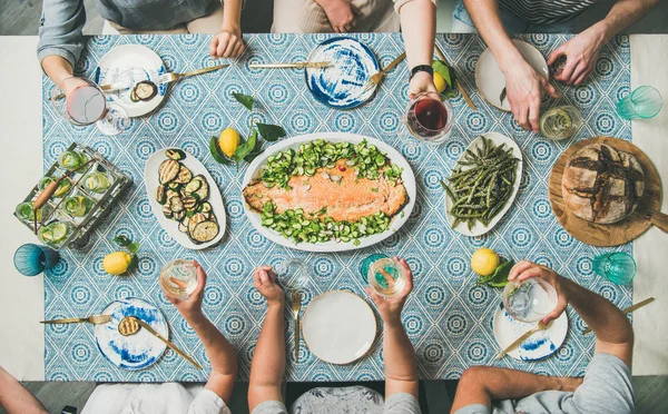 Jantar Estilo Mediterrânico Flat Lay Mesa Com Salmão Cozido Entradas — Fotografia de Stock