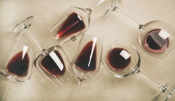 Plat Couche Vin Rouge Dans Des Verres Sur Fond Béton — Photo