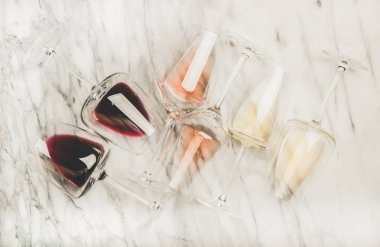 Kırmızı, gül ve beyaz şarap gözlük gri mermer arka plan, üstten görünüm üzerinde düz-lay. Bojole nouveau, şarap, şarap tadım kavramı bar, şarap