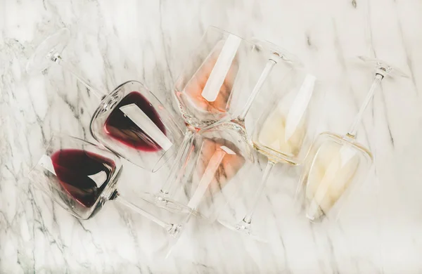 Flachlage Von Rot Rosen Und Weißwein Gläsern Über Grauem Marmorhintergrund — Stockfoto