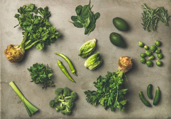 健康的素食沙拉成分布局 在灰色混凝土桌子背景上的绿色蔬菜和草药的平坦的铺设 顶视图 干净饮食 健康烹饪 春清淡食品概念 — 图库照片