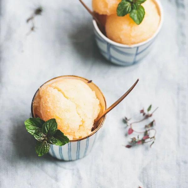 Frescas Cucharadas Helado Sorbete Pomelo Casero Tazas Cerámica Sobre Servilleta —  Fotos de Stock