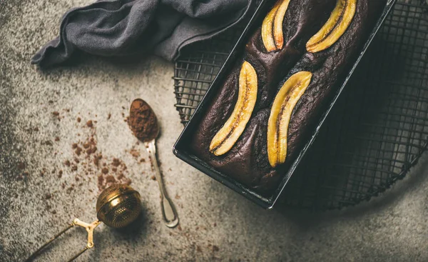 Flache Lage Aus Frisch Gebackenem Bitterschokolade Bananenbrot Dessert Backform Auf — Stockfoto