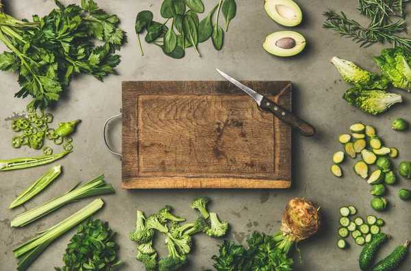 Sağlıklı Vegan Maddeler Düzeni Yeşil Sebze Otlar Ahşap Tahta Bıçak — Stok fotoğraf