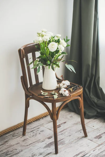 Wiosna Kwiaty Białe Jaskier Dzbanku Szkliwa Drewniane Krzesło Vintage Piętrze — Zdjęcie stockowe