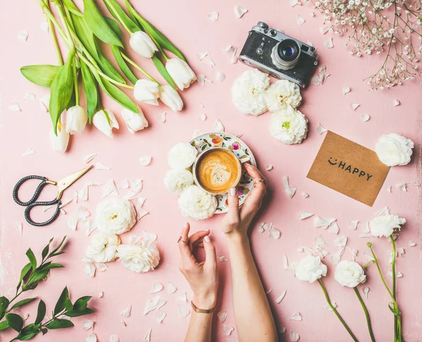 Colocación Plana Manos Femeninas Sosteniendo Taza Café Expreso Tijeras Cámara —  Fotos de Stock